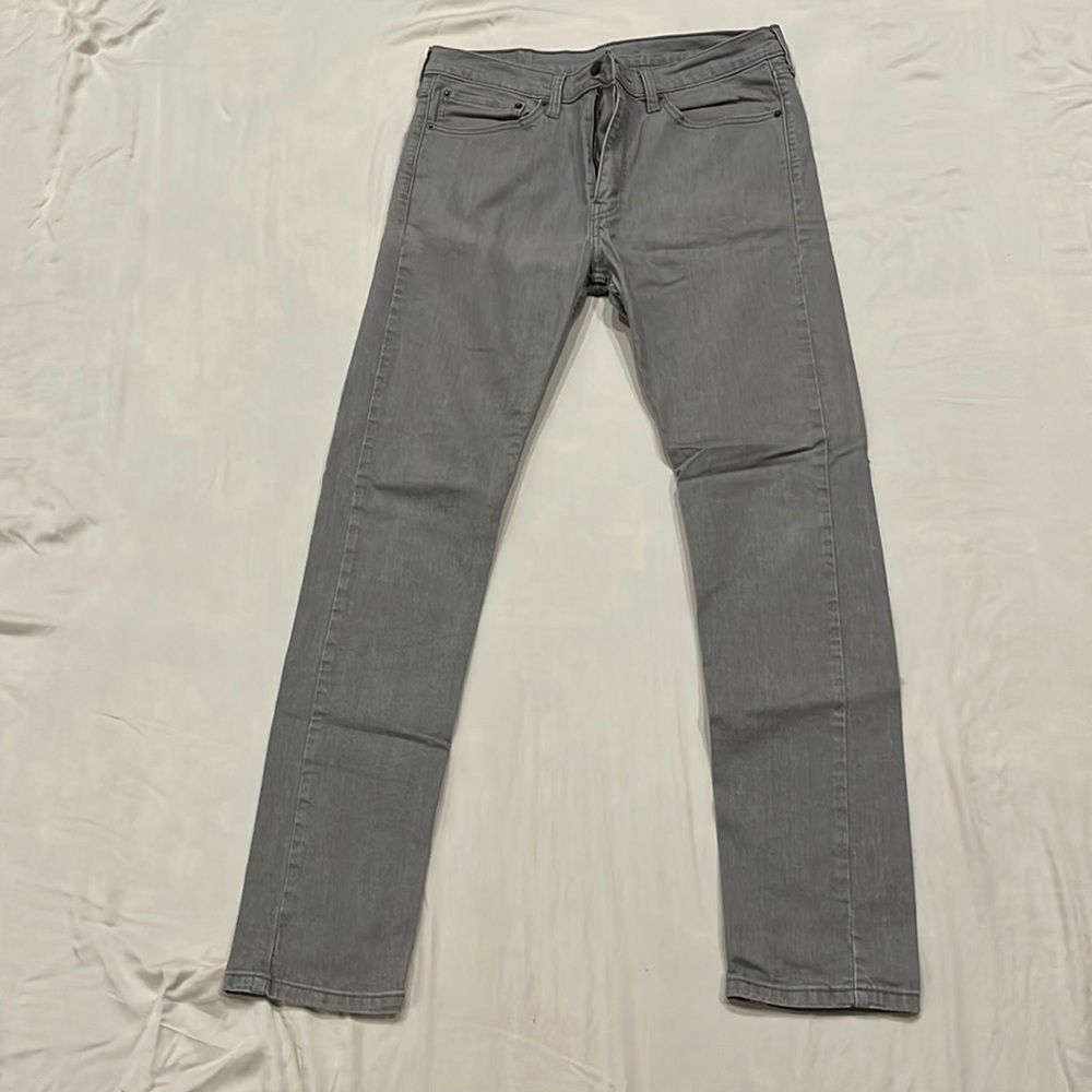 Men’s grey Levi’s jeans